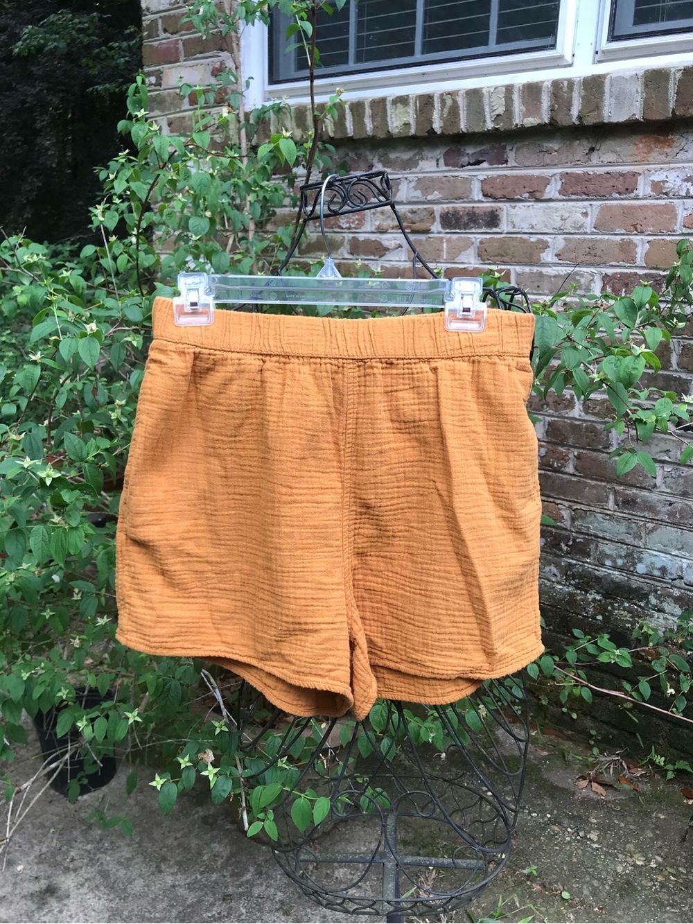 Universal Thread- MUSTARD TEXTURED COTTON SHORT SHORTS- Size Medium- GUC